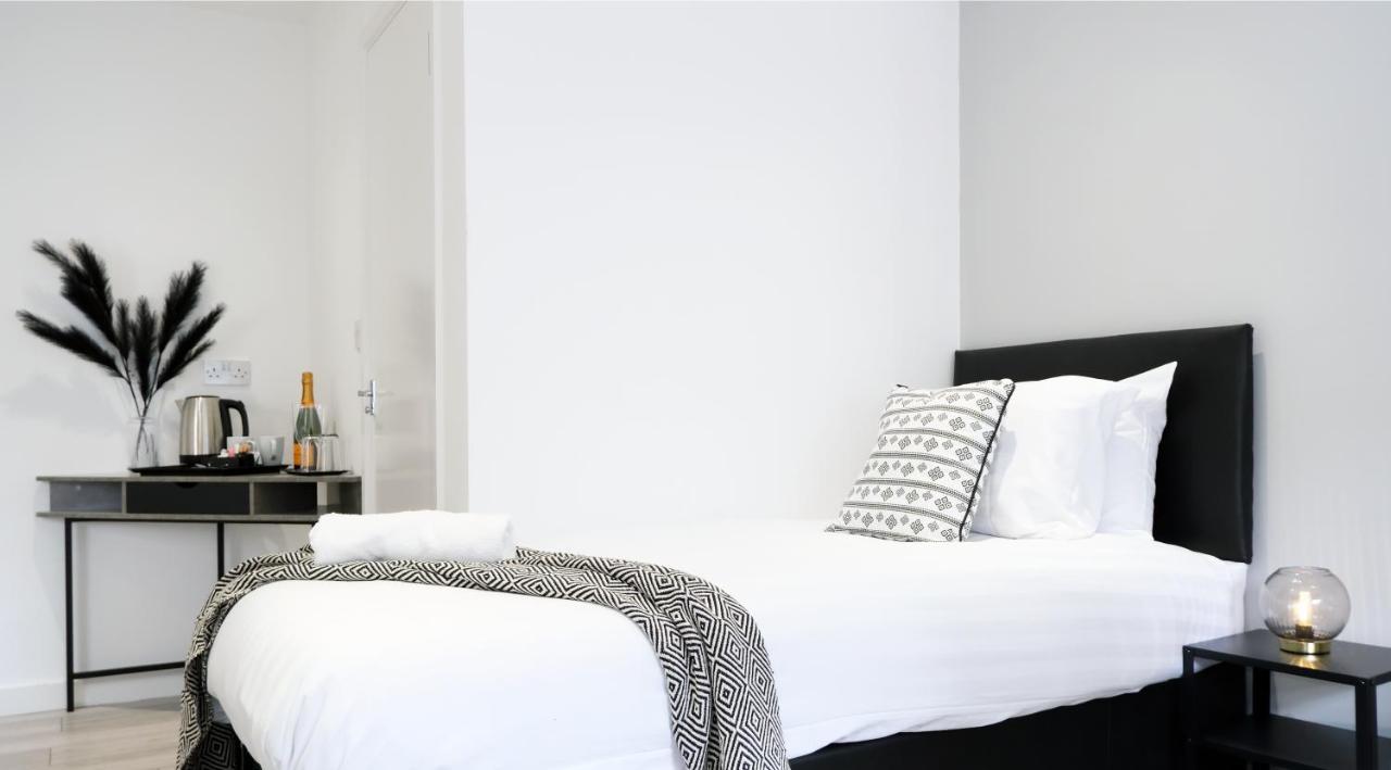 The Kop End Hotel By Serviced Living Ливърпул Екстериор снимка